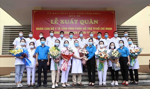 Bà Trịnh Thị Thoa, Chủ tịch Liên đoàn Lao động tỉnh Vĩnh Phúc (hàng đầu, thứ 5 từ phải sang) động viên các cán bộ y tế trước khi lên đường vào TPHCM hỗ trợ chống dịch. Ảnh: Thu Hiền