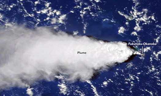 Cảnh núi lửa ngầm phun trào hình thành đảo mới ở Thái Bình Dương được vệ tinh ghi lại. Ảnh: NASA