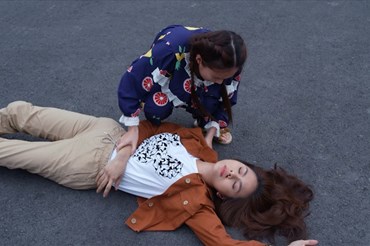 Vân Trang gặp tai nạn trong tập mới "Canh bạc tình yêu". Ảnh: ĐPCC.