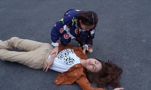 Vân Trang gặp tai nạn trong tập mới "Canh bạc tình yêu". Ảnh: ĐPCC.