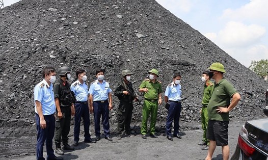 Cơ quan điều tra thực hiện khám xét, kiểm đếm số lượng than khai thác lậu tại mỏ than Minh Tiến. Ảnh: DMS