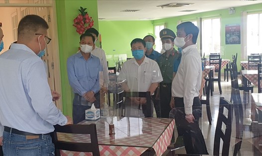 Chủ tịch UBND tỉnh Quảng Ninh Nguyễn Tường Văn (phải) kiểm tra công tác phòng, chống dịch trong KCN Hải Yên, Móng Cái. Ảnh: Nguyễn Hùng