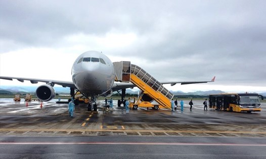 Sân bay Vân Đồn đã đón hàng trăm chuyến bay đưa người Việt và các chuyên gia nước ngoài nhập cảnh vào Việt Nam. Ảnh: CTV