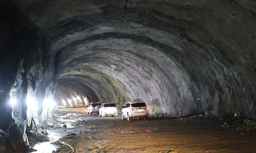 Đường hầm xuyên núi thuộc Dự án đường ven biển Hạ Long - Cẩm Phả. Ảnh: Đỗ Phương