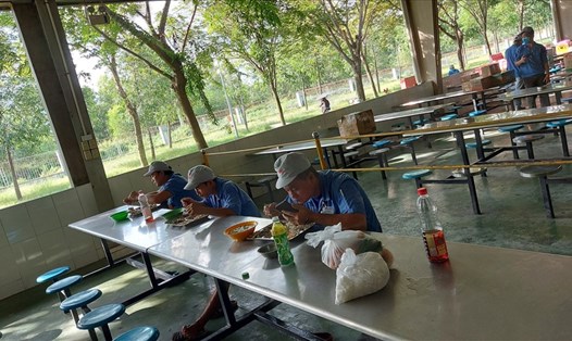 Bữa ăn công nhân “3 tại chỗ” tại một công ty ở Tây Ninh. Ảnh LĐLĐ Tây Ninh