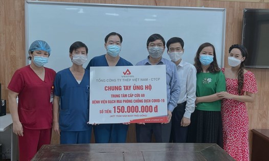 Đại diện lãnh đạo VNSTEEL và Công đoàn trao hỗ trợ cho Trung tâm cấp cứu A9 Bệnh viện Bạch Mai. Ảnh: Mai Linh