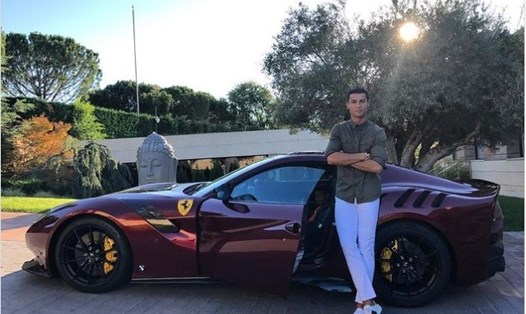 Ronaldo có ít nhất 5 chiếc siêu Ferrari đắt đỏ trong bộ sư tập xe ô tô của mình. Ảnh: Instagram.