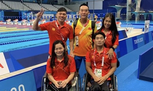 Đỗ Thanh Hải và Trịnh Thị Bích Như (ngồi) kết thúc nội dung bơi 100m ếch Paralympic 2020