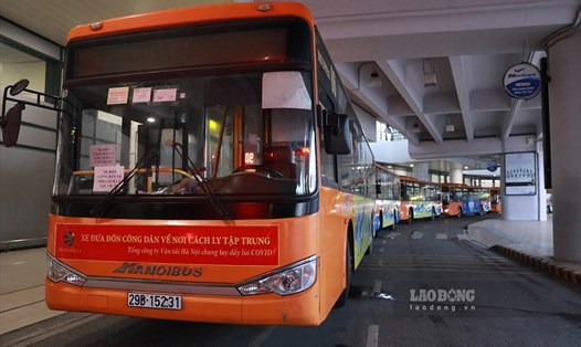 Xe buýt được điều động vận chuyển các F0, người đi cách ly. Ảnh minh họa: Hải Nguyễn