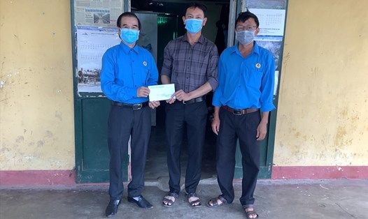 Công đoàn Đường sắt Việt Nam hỗ trợ 20 người lao động và gia đình người lao động nhiễm COVID-19. Ảnh: CĐN