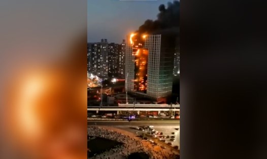 Nhà chọc trời Trung Quốc bốc cháy ngùn ngụt. Ảnh chụp màn hình