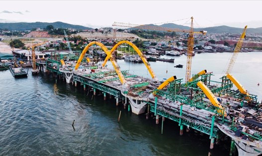 Công trình cầu Cửa Lục 1 dự kiến sẽ hoàn thành vào cuối năm 2021. Ảnh: Nguyễn Hùng