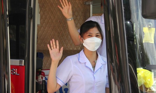 Nhân viên y tế tỉnh Quảng Trị vẫy tay tạm biệt người thân và đồng nghiệp khi lên xe vào tỉnh Bình Dương. Ảnh: Hưng Thơ.