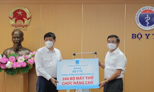 Bộ trưởng Bộ Y tế Nguyễn Thanh Long nhận máy thở từ Chủ tịch HĐTV Petrovietnam Hoàng Quốc Vượng. Nguồn: Petrovietnam