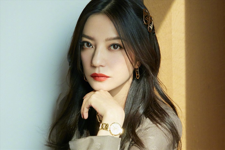 Sau scandal, Triệu Vy đã bị xóa tên khỏi loạt giải thưởng danh giá trong suốt sự nghiệp. Ảnh: Sina.