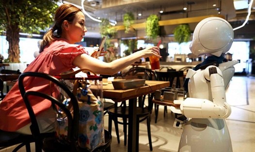 Quán cà phê robot khai trương ở Tokyo hồi tháng 6 năm nay. Ảnh: AFP