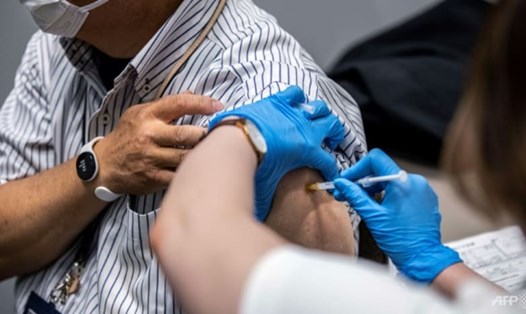 Nhật Bản dừng tiêm vaccine Moderna sau khi phát hiện vaccine nhiễm chất lạ. Ảnh: AFP