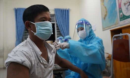 Người dân đến điểm tiêm chủng vaccine  ở huyện Hóc Môn. Ảnh: Anh Tú