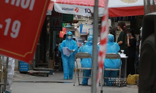 Lực lượng y tế xét nghiệm COVID-19 tại ổ dịch phức tạp tại ngõ 328 Nguyễn Trãi (Thanh Xuân, Hà Nội). Ảnh: TG