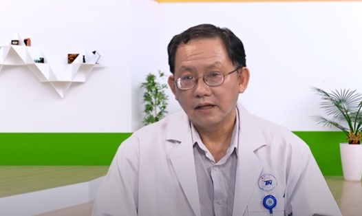Bác sĩ Nguyễn Vĩnh Phước tư vấn trong chương trình. Ảnh: CTCC.