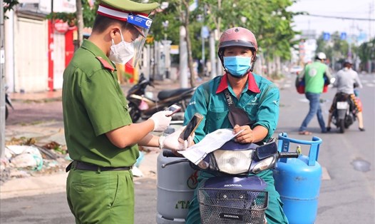 TPHCM không yêu cầu giấy đi đường với người chở các bình gas từ 12 kg.  Ảnh: Thanh Vũ
