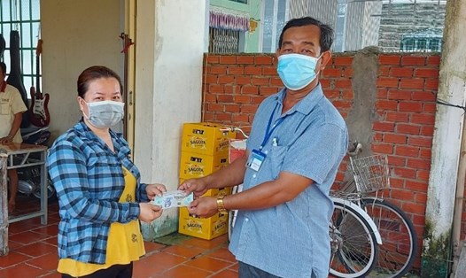 Người lao động ở Kiên Giang được hỗ trợ do ảnh hưởng dịch COVID-19. Ảnh: PV