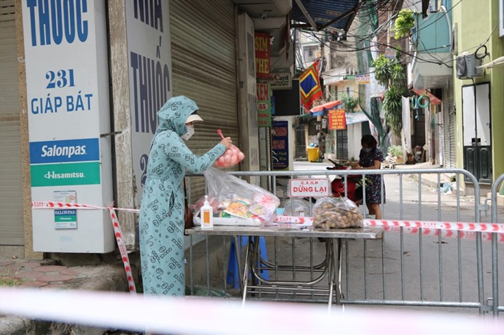 Cận cảnh tiếp tế thực phẩm tại "ổ dịch" phường Giáp Bát, Hà Nội