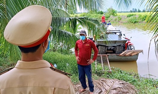 Một chủ máy gặt liên hợp huyện Phụng Hiệp, tỉnh Hậu Giang vào địa phận tỉnh Bạc Liêu bị chặn lại. Ảnh: Nhật Hồ