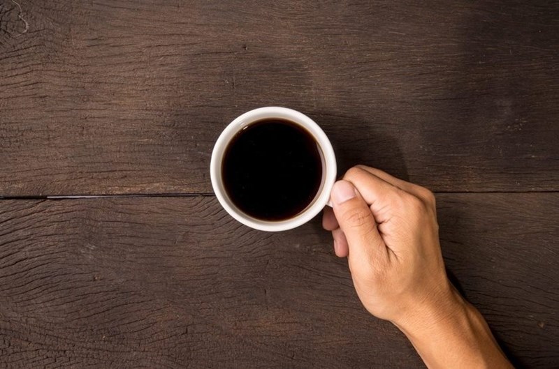 Cách uống cà phê để không bị vàng răng?