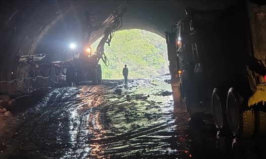 Bên trong đường hầm xuyên núi trên tuyến đường bao biển Hạ Long - Cẩm Phả. Ảnh: Nguyễn Hùng