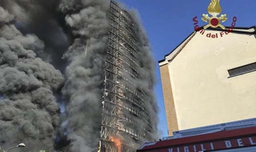 Tòa nhà cao tầng ở Milan, Italia bốc cháy tạo thành đám khói đen đặc. Ảnh: Dịch vụ cứu hỏa Italia Vigili del Fuoco
