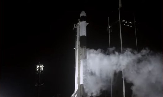 Tên lửa SpaceX sẵn sàng cất cánh. Ảnh: NASA