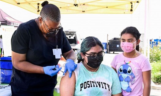 Một điểm tiêm vaccine COVID-19 ở Los Angeles, Mỹ. Ảnh: AFP