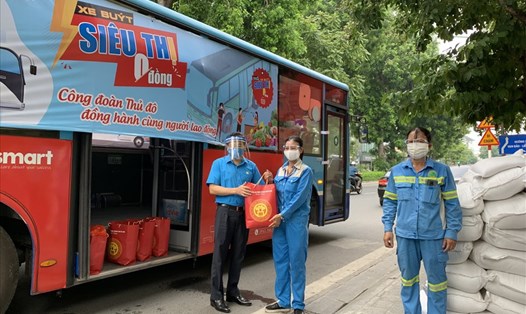 Liên đoàn Lao động Thành phố Hà Nội hỗ trợ nhu yếu phẩm cho công nhân lao động khó khăn do ảnh hưởng của dịch COVID-19 trên địa bàn Thành phố. Ảnh: Ngọc Ánh