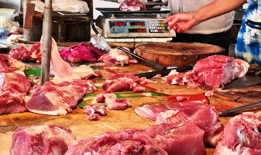 Giá thịt lợn cùng nhiều loại nông sản tại chợ đầu mối đã tăng khoảng 10.000 đồng/kg. Ảnh: Vũ Long