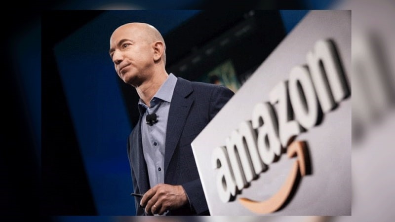 Tỉ phú Jeff Bezos đã bị soán ngôi vị ''người giàu nhất hành tinh''. Ảnh: AFP