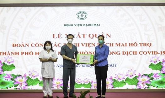Bà Phạm Thanh Bình, Chủ tịch Công đoàn Y tế Việt Nam trao những món quà động viên đoàn công tác. Ảnh: CĐYTVN