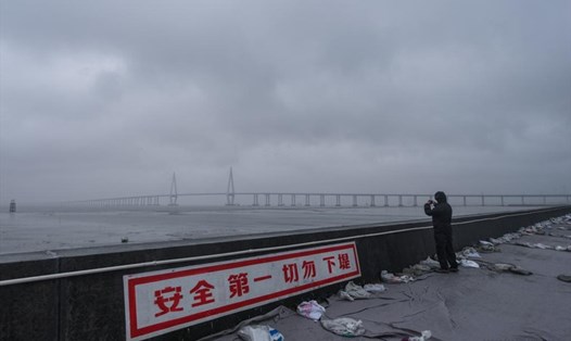 Bão In-fa đổ bộ lần 2 vào tỉnh Chiết Giang, Trung Quốc hôm 26.7 với sức gió lên đến 28m/s. Ảnh: Xinhua