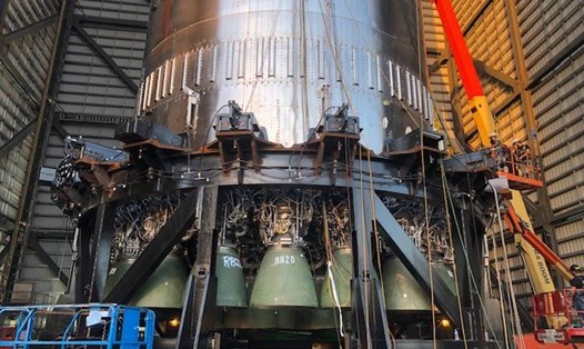 Tỉ phú Elon Musk của SpaceX chia sẻ hình ảnh các động cơ Raptor trên tên lửa Super Heavy. Ảnh: Elon Musk