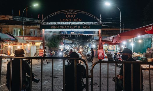 Từ tối 1.8, BQL chợ Long Biên đã cho lập hàng rào phong tỏa, cách ly khu vực chợ cá trong chợ Long Biên để tiến hành công tác phòng chống dịch. Ảnh: P.Đ