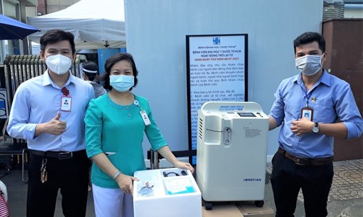 Đại diện Công ty TNHH MTV Dược Sài Gòn trao tặng máy tạo ôxy cho Bệnh viện Đại học Y dược TPHCM. Ảnh: Đức Long