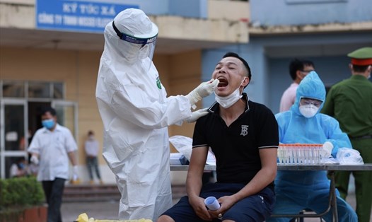 Công nhân khu công nghiệp Thăng Long được lấy mẫu xét nghiệm virus SARS-Cov-2. Ảnh: Hải Nguyễn