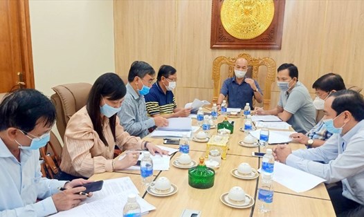 Đoàn công tác liên ngành tỉnh Cà Mau kiểm tra công tác chuẩn bị phương án "3 tại chổ" tại doanh nghiệp chế biến xuất khẩu thủy sản. Ảnh: Nguyễn Phú