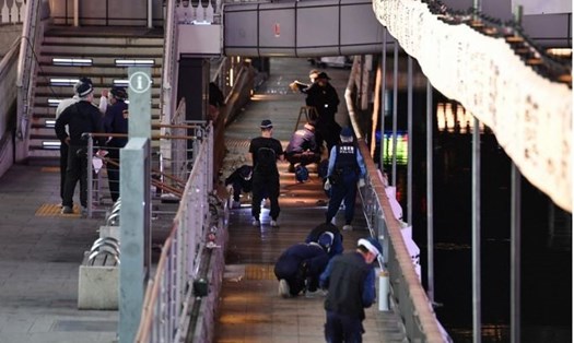 Cảnh sát tại hiện trường vụ nam thanh niên bị đẩy xuống sông Dotonbori ở trung tâm Osaka, Nhật Bản. Ảnh: Mainichi