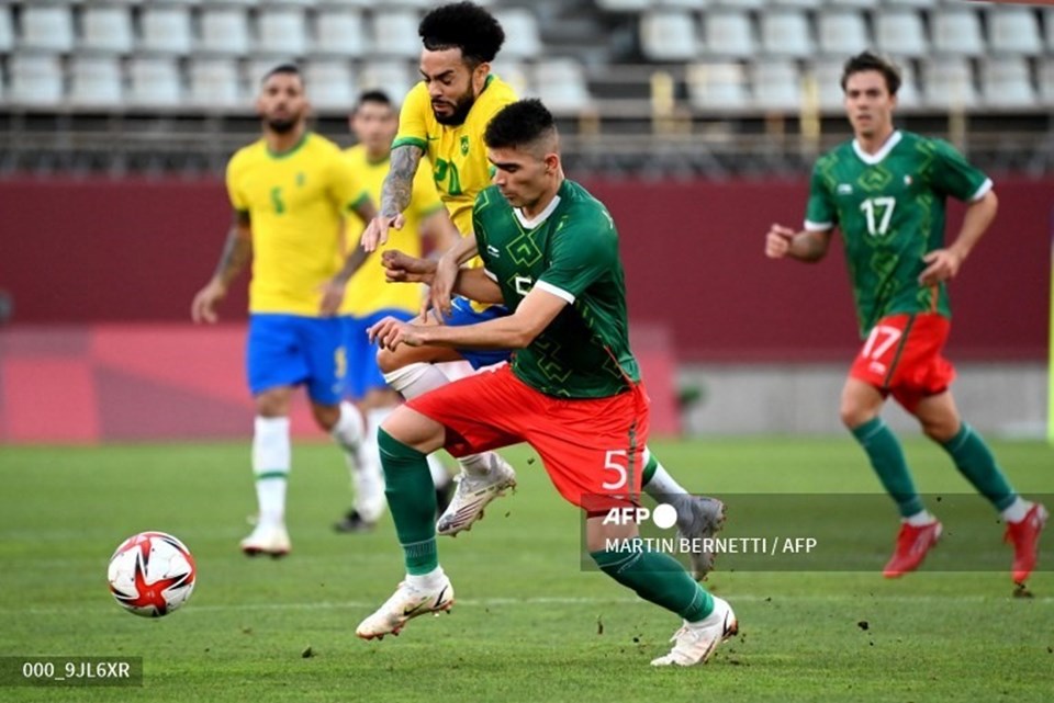 U23 Brazil (áo vàng) vượt qua U23 Mexico sau loạt đá luân lưu để vào chung kết bóng đá nam Olympic Tokyo 2020. Ảnh: AFP. U23 Brazil (áo vàng) vượt qua U23 Mexico sau loạt đá luân lưu để vào chung kết bóng đá nam Olympic Tokyo 2020. Ảnh: AFP.