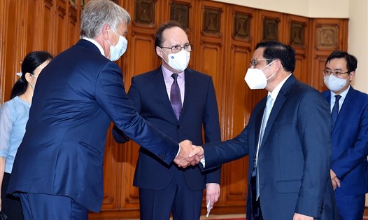 Thủ tướng Phạm Minh Chính tiếp Đại sứ Nga tại Việt Nam Bezdetko (giữa) và ông Mikhelson - Chủ tịch Hội đồng Quản trị Tập đoàn NOVATEK. Ảnh: VGP