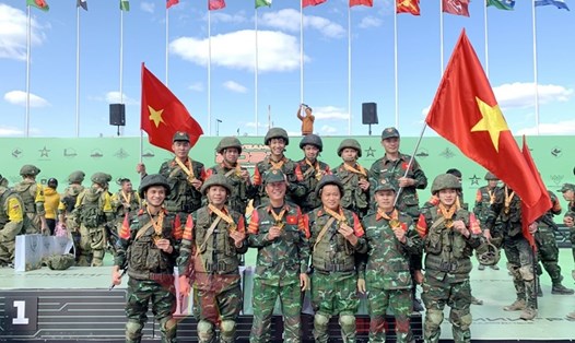 Các thành viên đội tuyển công binh Việt Nam tại lễ trao giải cuộc thi Lộ trình an toàn trong khuôn khổ Army Games 2021. Ảnh: QĐND