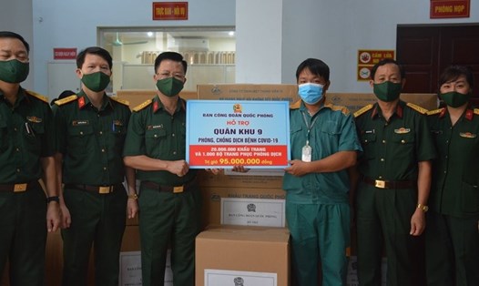 Ban Công đoàn Quốc phòng trao hỗ trợ phòng chống dịch bệnh COVID-19 cho Quân khu 9. Ảnh: Ngọc Anh