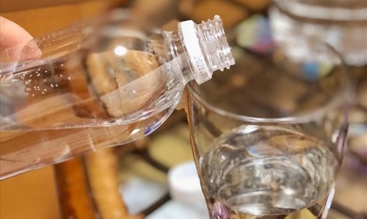 Uống đủ nước giúp khắc phục các triệu chứng của cơn cai rượu. Ảnh: Thanh Ngọc