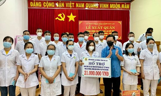 Đại diện LĐLĐ tỉnh Gia Lai tặng quà động viên tinh thần 21 bác sĩ, điều dưỡng vào TP.HCM chống dịch. Ảnh T.T